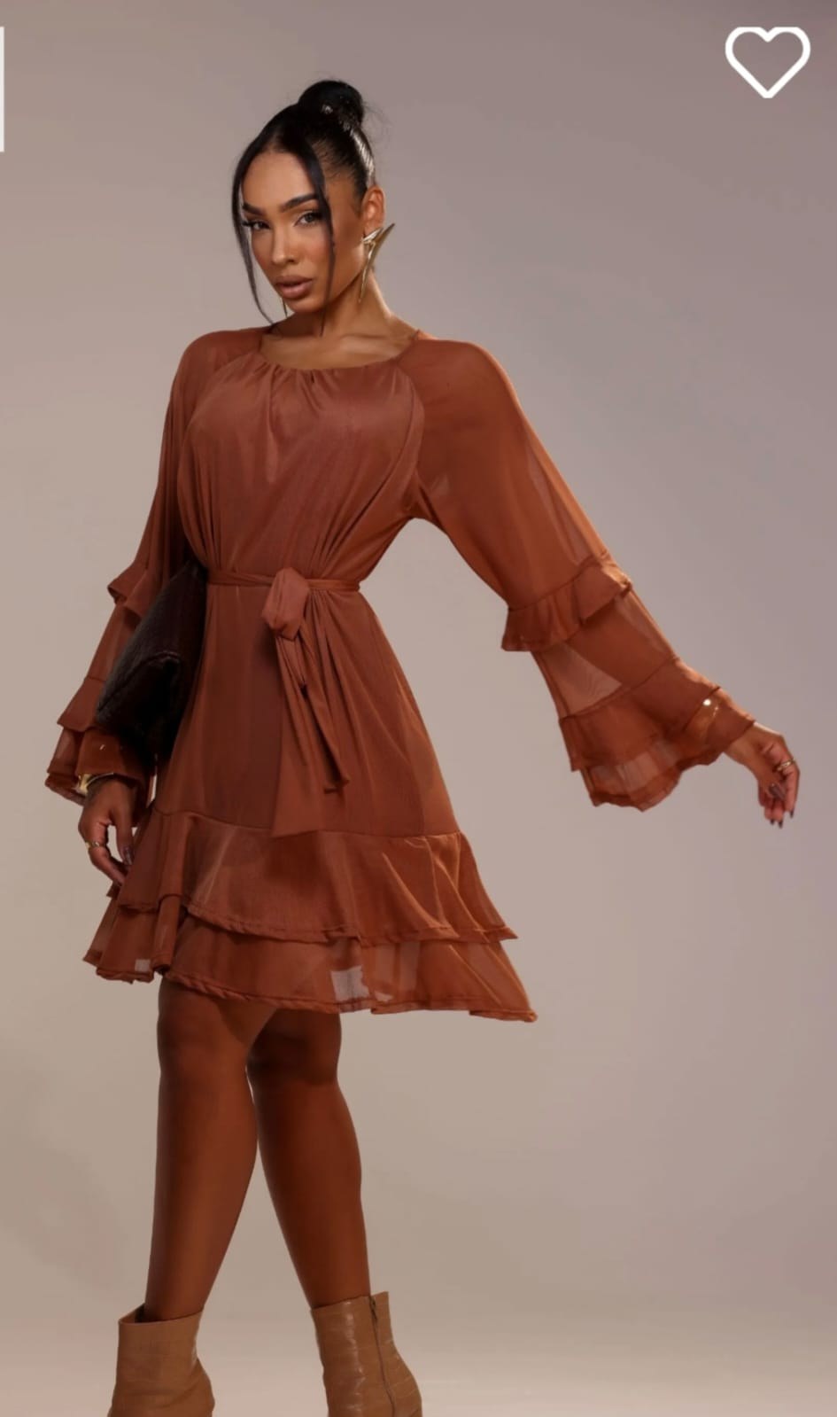 Vestido curto terracota com babados, frente